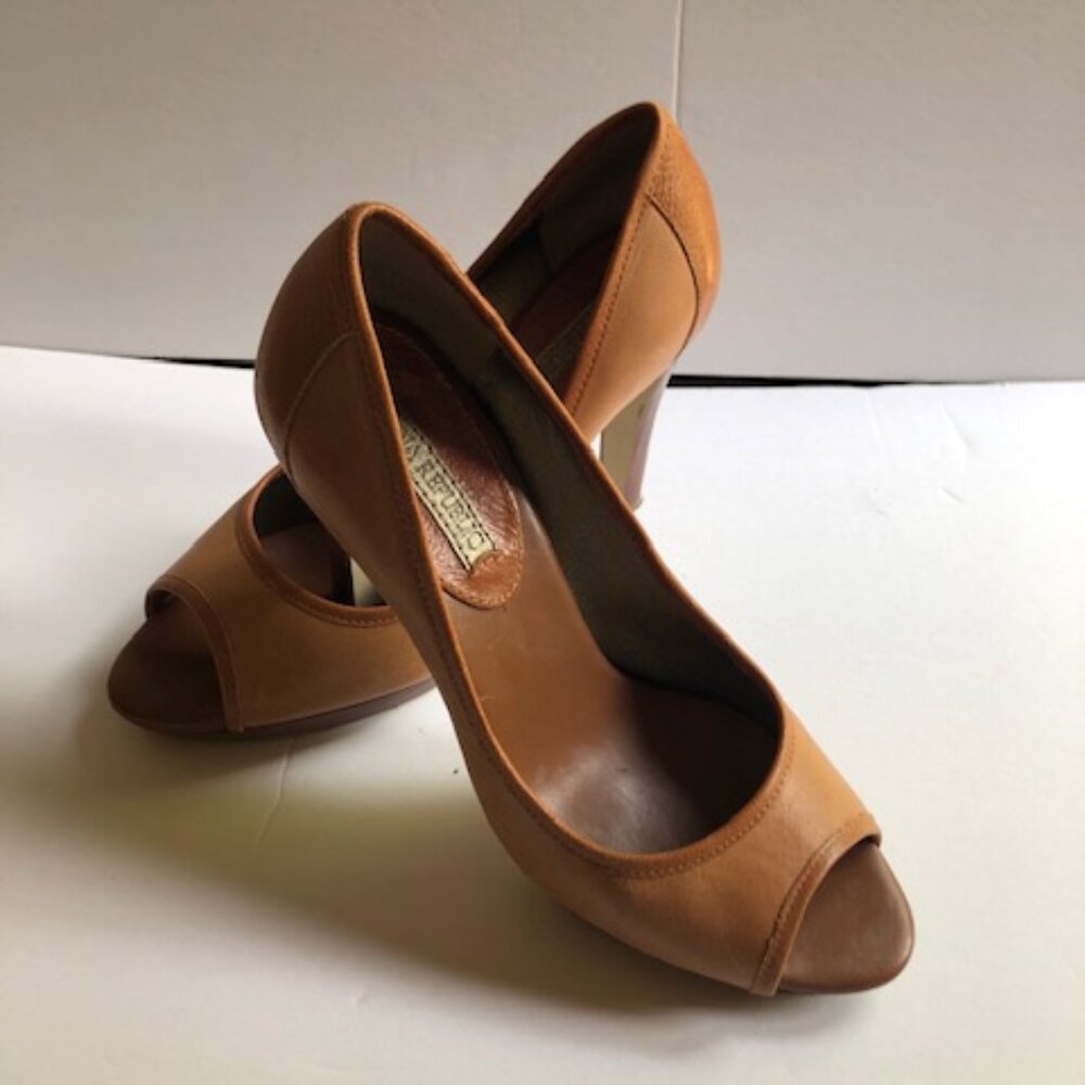 BANANA REPUBLIC Lyons Leather Peeptoe Pumps Tan Stacked Heel Size 8